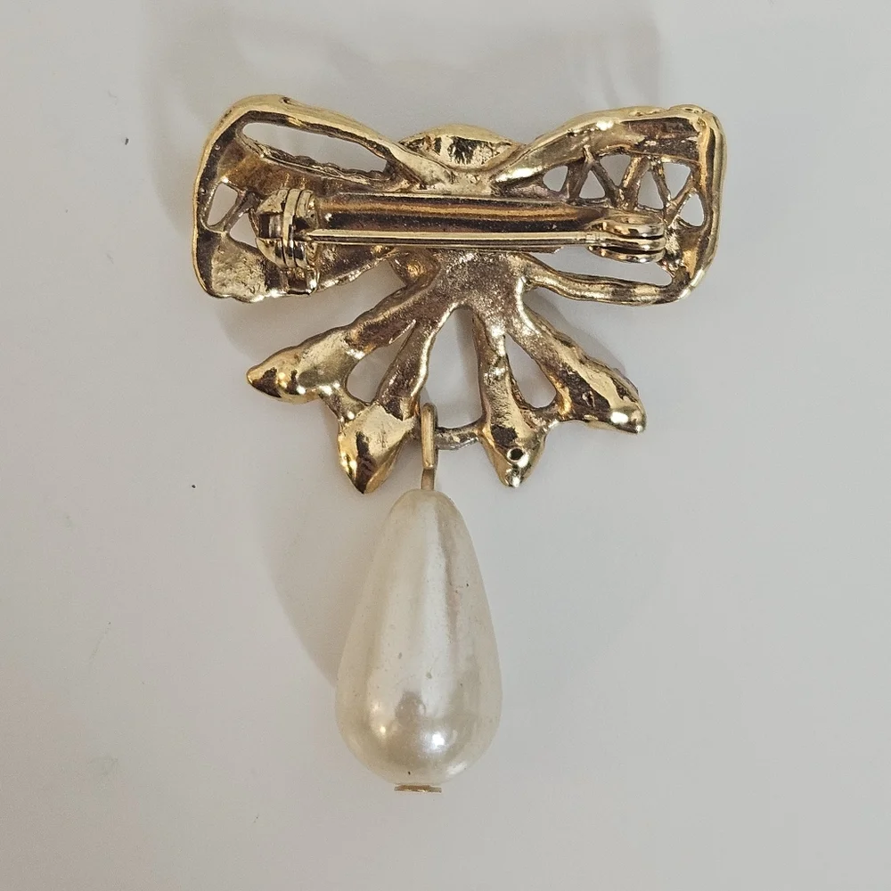 1980's rhinestone bow and pearl brooch pin